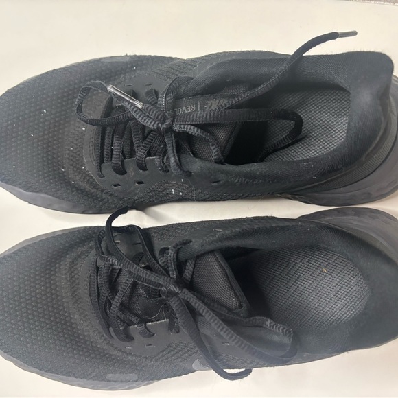 Nike Shoes Womens 8.5 Revolution 5 Athletic Running Low Sneakers Black Fabric - Picture 4 of 8